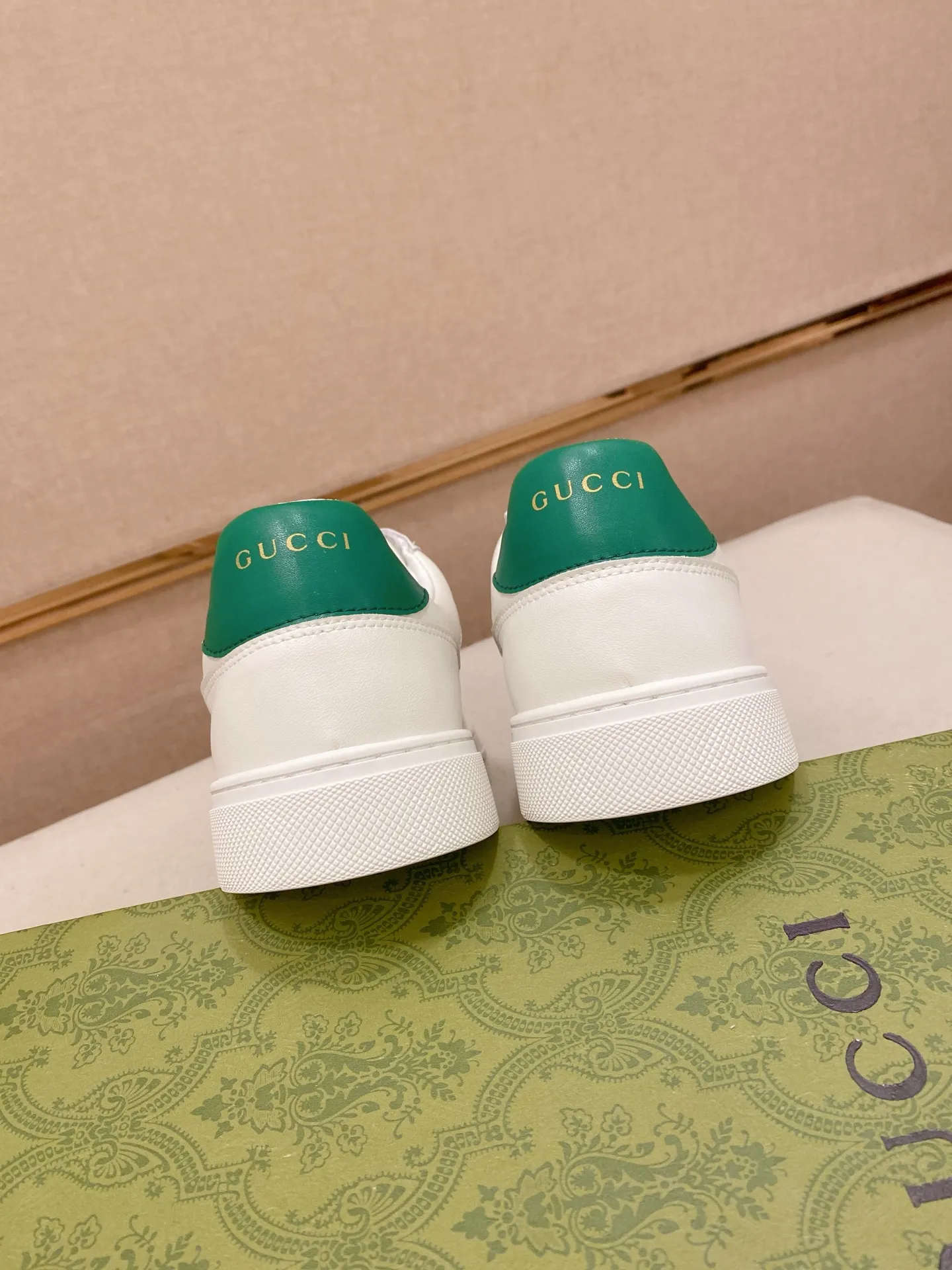 Men's shoes💰 440💰The new GUCCI (Gucci) counters are launched simultaneously. The new men's shoes, 😘fabrics are selected from imported cowhide, and the lining is sheepskin lining. 👍🏿 High-end ☄️ air-cushion molded anti-slip rubber outsole, exquisite lines, simple and elegant, comfortable and high-end for leisure travel. Code number: 38 to 44 (45 can be customized and cannot be returned or exchanged)